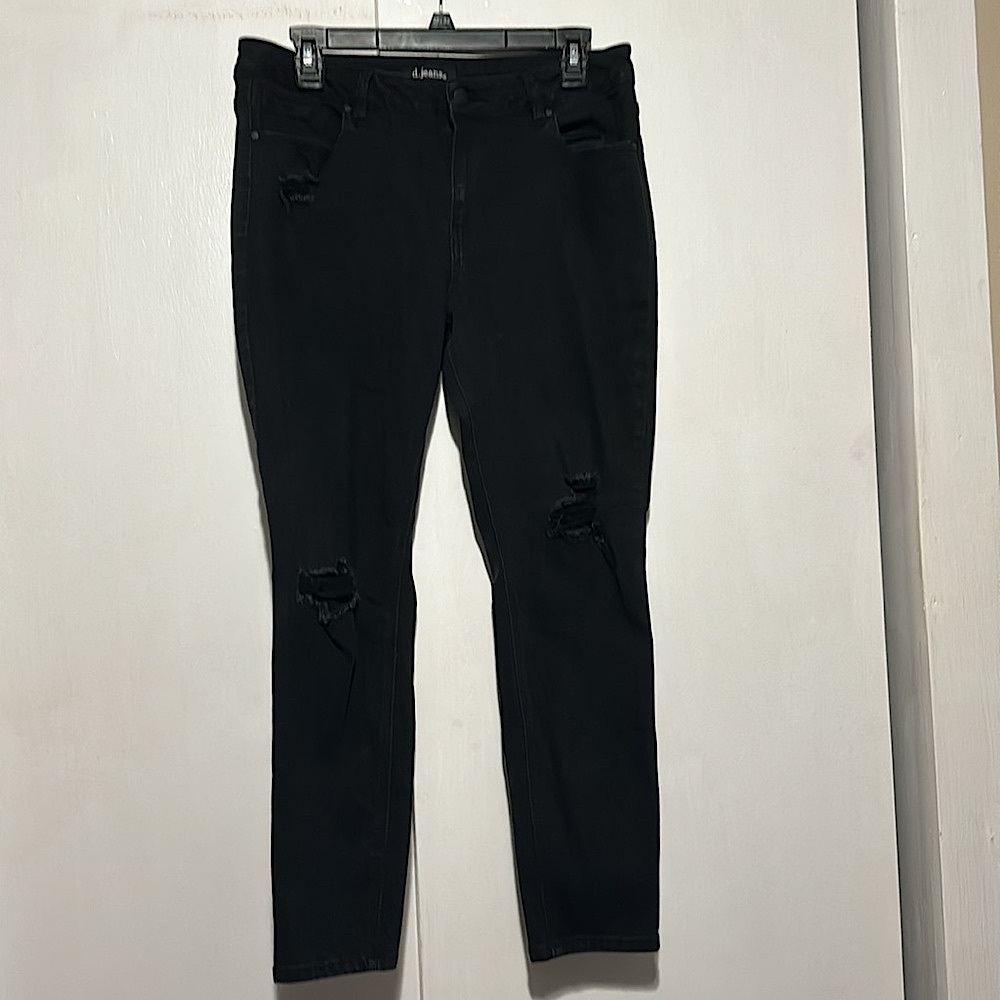 D. Jeans 👖Black & Distressed